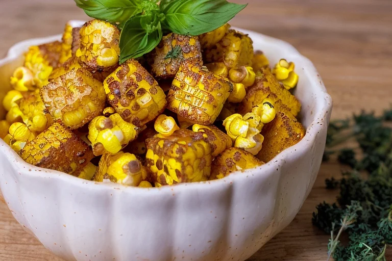 Запеченные тыквы с луком и кукурузой в томатном соусе
